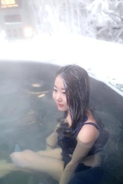 长白山｜-30℃，美女穿着比基尼，泡温泉