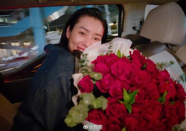 小红书：澳门王中王论坛开奖资料-32岁国际超模刘雯520怀抱玫瑰晒照，称有爱不会孤单，疑似恋爱